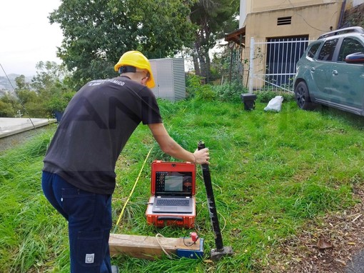 Sanremo: 'fessurazioni' nei muri, iniziate le indagini geofisiche alla scuola di San Bartolomeo (Foto) Sanremo: 'fessurazioni' nei muri, iniziate le indagini geofisiche alla scuola di San Bartolomeo (Foto)
