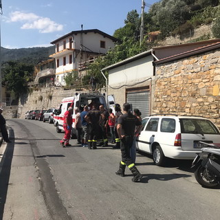 Sanremo: incidente sul lavoro in via Monte Colma a Verezzo, 70enne si conficca un ferro in una gamba (Foto)