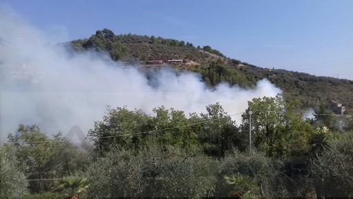 Triora: incendio di ieri in località Boniga, fiamme spente ma rimane molto fumo, in arrivo un elicottero