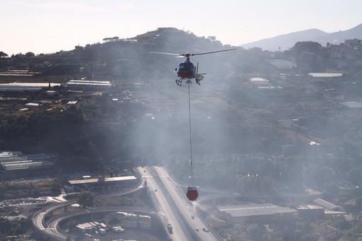 Vasto incendio boschivo in atto nella zona di Prelà: intervento dei Vigili del Fuoco e dei Volontari