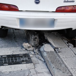 Sanremo: perde il controllo della Fiat 600 e finisce contro il muro, distruggendo dissuasori e marciapiede