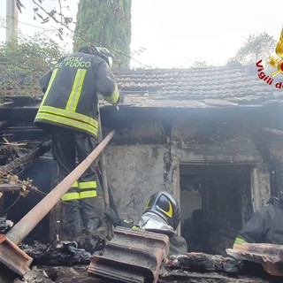 Imperia, casone disabitato in fiamme: vigili del fuoco in azione (Foto)