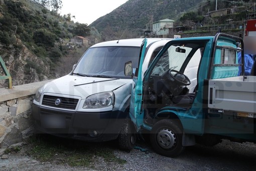 Taggia: donna perde il controllo di un furgoncino a va dritta in curva, 36enne lievemente ferita (Foto) Taggia: donna perde il controllo di un furgoncino a va dritta in curva, 36enne lievemente ferita (Foto)