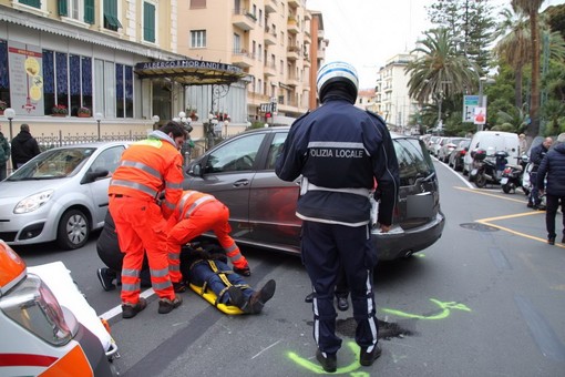 Sanremo: fa inversione a 'U' in corso Matuzia, uomo su una Vespa lo centra in pieno (Foto) Sanremo: fa inversione a 'U' in corso Matuzia, uomo su una Vespa lo centra in pieno (Foto)