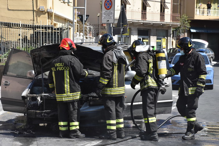 Sanremo: auto a fuoco per un surriscaldamento sul piazzale del Borgo, era appena arrivata (Foto e Video) Sanremo: auto a fuoco per un surriscaldamento sul piazzale del Borgo, era appena arrivata (Foto e Video)