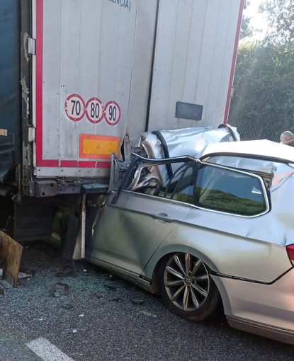 Schianto sulla A10: auto rimane incastrata sotto a un tir, morto il conducente. Autostrada chiusa ad Arenzano