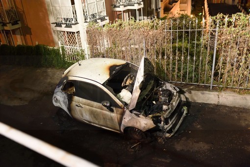 Sanremo: auto distrutta dalla fiamme in via Asquasciati, sul posto Vigili del Fuoco e forze dell'ordine