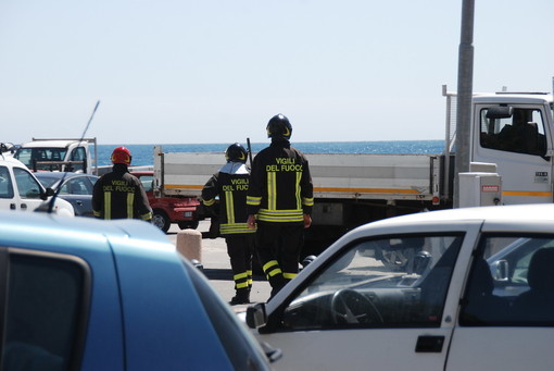 Sanremo: fuoriuscita di gasolio da un camioncino parcheggiato, intervento dei Vigili del Fuoco Sanremo: fuoriuscita di gasolio da un camioncino parcheggiato, intervento dei Vigili del Fuoco