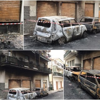 Riva Ligure: due auto incendiate questa notte in via Allavena, intervento dei Vigili del Fuoco (foto)