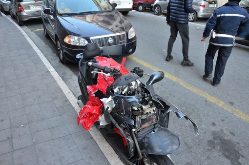 Sanremo: scontro tra due scooter ed un auto all'inizio di via Martiri, due centauri leggermente feriti