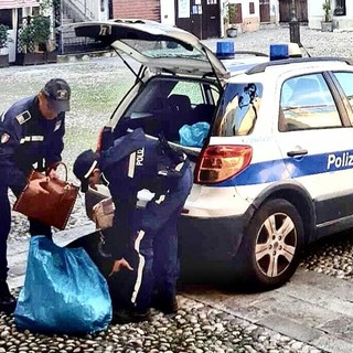 Sanremo, blitz della Polizia Locale in via Matteotti: sequestrata merce contraffatta, fuggi fuggi tra i venditori abusivi