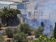 Sanremo: ancora fiamme in via Monte Calvo, l'incendio si è spostato lungo la collina (Foto e Video)