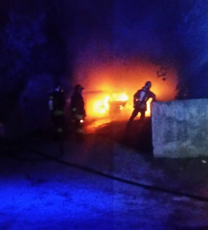 Ventimiglia: auto in fiamme in frazione Varase, intervento dei Vigili del Fuoco in serata