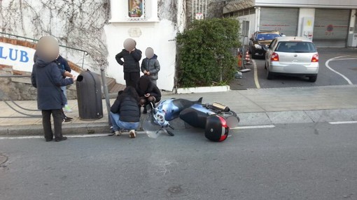 Sanremo: scontro tra auto e scooter questa mattina in corso Matuzia, per fortuna nessun ferito