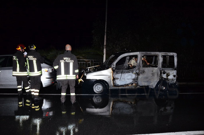 Sanremo: un Fiat Doblò in fiamme questa sera in via Giovanni Borea, intervento dei Vigili del Fuoco Sanremo: un Fiat Doblò in fiamme questa sera in via Giovanni Borea, intervento dei Vigili del Fuoco