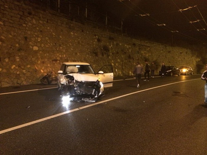 Sanremo: scontro tra un'auto ed uno scooter sull'Aurelia ai 'Tre Ponti', mezzi distrutti ma nessun ferito