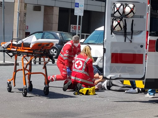 Sanremo: due incidenti in pochi minuti alla rotonda tra via Martiri e via Pietro Agosti (Foto)