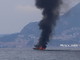 Camporosso: barca a vela in fiamme ad un miglio dalla costa, mobilitazione di soccorsi in atto (Foto) Camporosso: barca a vela in fiamme ad un miglio dalla costa, mobilitazione di soccorsi in atto (Foto)