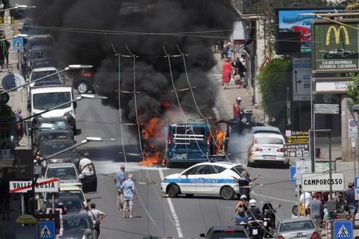 Camporosso: furgoncino a fuoco sull'Aurelia, strada chiusa e vigili del fuoco in azione (Foto e video)