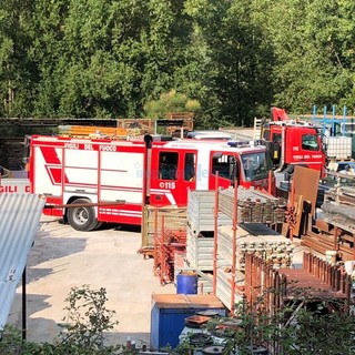 Chiusavecchia: vasto incendio in un deposito di materiale edile, Vigili del Fuoco al lavoro per tutta la notte (Foto) Chiusavecchia: vasto incendio in un deposito di materiale edile, Vigili del Fuoco al lavoro per tutta la notte (Foto)