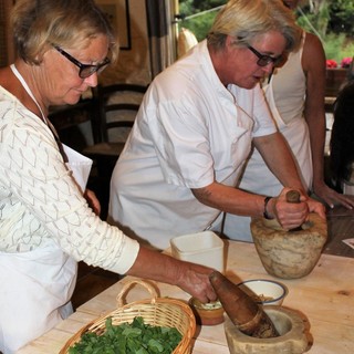 La chef Terry Prada domani a Sanremo in piazza Borea d'Olmo svelerà i segreti del pesto fatto al mortaio