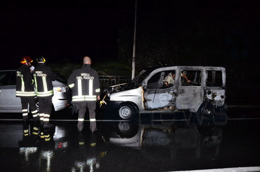 Sanremo: un Fiat Doblò in fiamme questa sera in via Giovanni Borea, intervento dei Vigili del Fuoco
