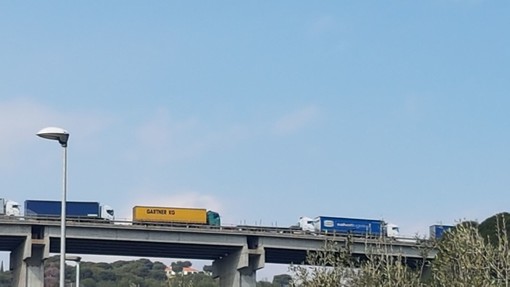 Camion tampona un'auto della Polizia sulla A10: due feriti lievi e traffico in direzione Genova Camion tampona un'auto della Polizia sulla A10: due feriti lievi e traffico in direzione Genova