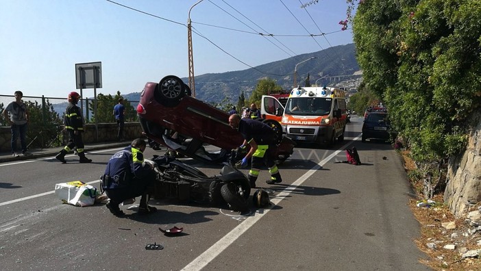 Incidente sull'Aurelia tra Ospedaletti e Sanremo, auto si ribalta dopo lo scontro con una vettura posteggiata (Foto e Video)