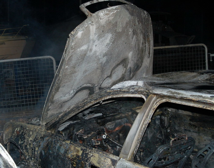 Serie di interventi dei pompieri in nottata: a fuoco un'auto a Santo Stefano ed un cassonetto a Sanremo