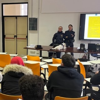 Il reparto cinofili della Questura di Imperia incontra gli studenti tra i banchi di scuola Il reparto cinofili della Questura di Imperia incontra gli studenti tra i banchi di scuola