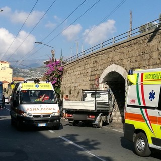 Ventimiglia: tre auto si scontrano in corso Genova, quattro feriti e traffico paralizzato nella zona
