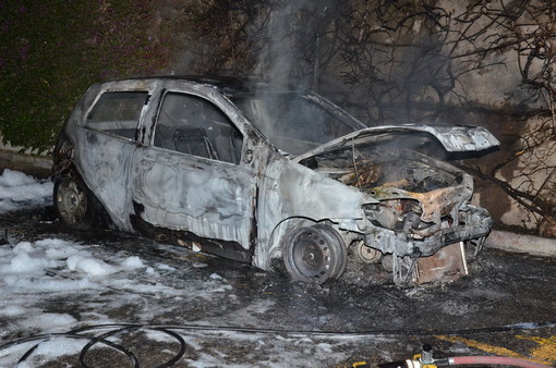 Arma di Taggia: auto distrutta dalle fiamme questa sera nel parcheggio di un condominio