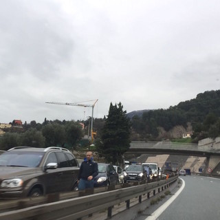 Incidente all'uscita autostradale di Mentone, autostrada bloccata in direzione Italia Incidente all'uscita autostradale di Mentone, autostrada bloccata in direzione Italia