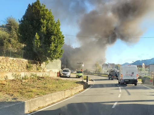 Ventimiglia: incendio di un capanno nella zona di Porra, intervento dei Vigili del Fuoco e rogo spento (Foto) Ventimiglia: incendio di un capanno nella zona di Porra, intervento dei Vigili del Fuoco e rogo spento (Foto)
