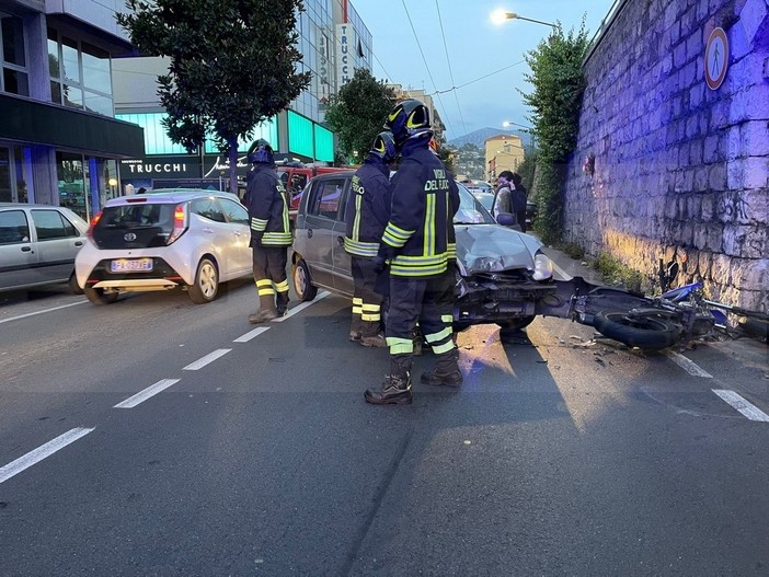 Ventimiglia: scontro frontale auto-moto nel 'solito' corso Genova, giovane portato in ospedale (Foto)