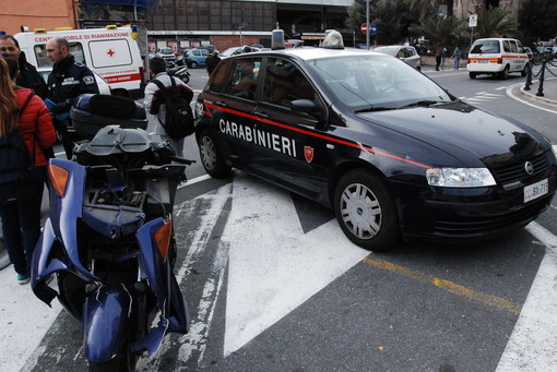 Sanremo: scontro tra uno scooter ed un'auto in piazza Eroi di fronte al mercato, 41enne portato in ospedale