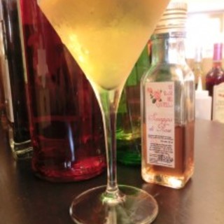 Il cocktail in rosa per il Giro d'Italia in 'A Ciassa': l’ingrediente decisivo è… lo sciroppo di rose Il cocktail in rosa per il Giro d'Italia in 'A Ciassa': l’ingrediente decisivo è… lo sciroppo di rose