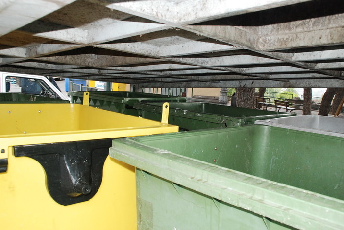 Rifiuti, Comune contro i furbetti della differenziata a Vallecrosia: nelle isole ecologiche arriva il ‘Grande Fratello’