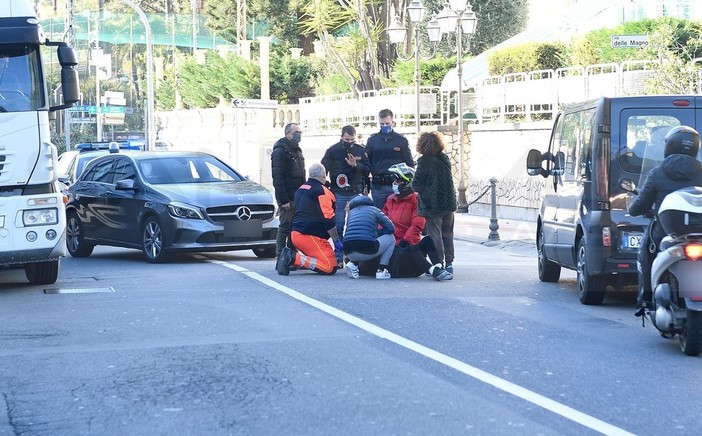Sanremo: donna si schianta contro un'auto mentre viaggia in scooter, trasportata in ospedale (Foto) Sanremo: donna si schianta contro un'auto mentre viaggia in scooter, trasportata in ospedale (Foto)
