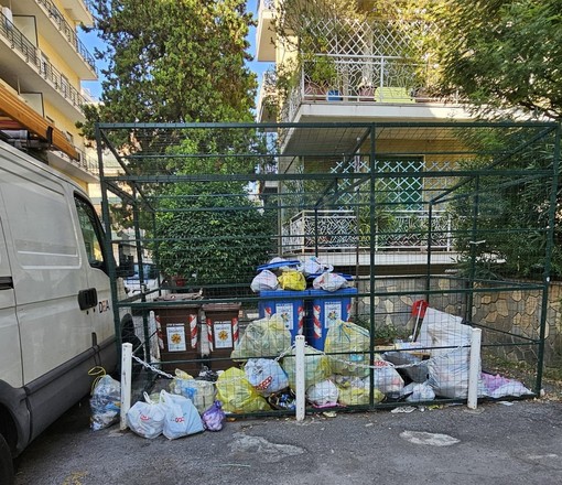 Sanremo: miasmi e rifiuti in via Vallarino, il condominio 'Solaro risponde' alle proteste dei residenti Sanremo: miasmi e rifiuti in via Vallarino, il condominio 'Solaro risponde' alle proteste dei residenti