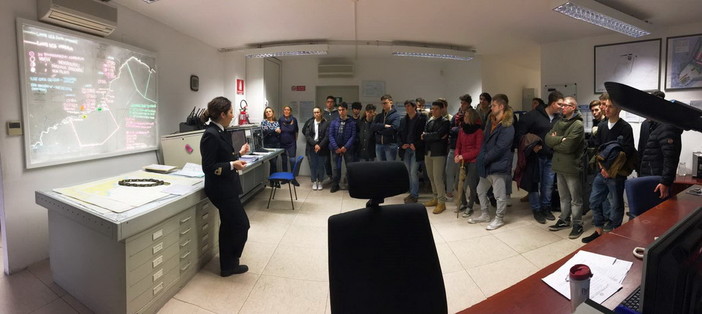 Educazione civica marittima: incontri di sensibilizzazione della Guardia Costiera con gli studenti Educazione civica marittima: incontri di sensibilizzazione della Guardia Costiera con gli studenti
