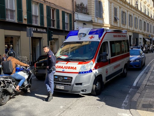 Sanremo: dimentica il freno a mano e l'auto investe un 80enne al semaforo di via Feraldi (Foto) Sanremo: dimentica il freno a mano e l'auto investe un 80enne al semaforo di via Feraldi (Foto)
