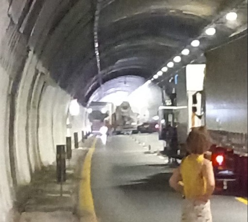 Bordighera: scontro tra 8 mezzi in A10, chiusa l'autostrada e uscita obbligatoria in entrambe le direzioni (Foto) Bordighera: scontro tra 8 mezzi in A10, chiusa l'autostrada e uscita obbligatoria in entrambe le direzioni (Foto)