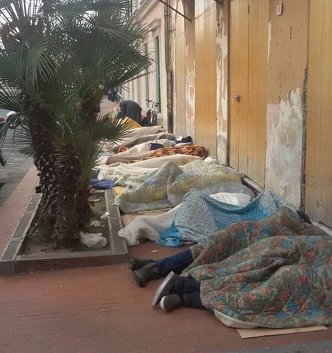 Ventimiglia: raccolte 2.500 firme sulla petizione contro il centro di prima accoglienza, inviata alle autorità Ventimiglia: raccolte 2.500 firme sulla petizione contro il centro di prima accoglienza, inviata alle autorità