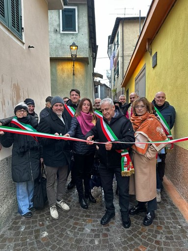 Taglio del nastro a Aurigo per la riqualificazione del borgo con l’Assessore Piana e il Sindaco Arrigo. Taglio del nastro a Aurigo per la riqualificazione del borgo con l’Assessore Piana e il Sindaco Arrigo.