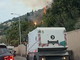 Incendio sul lungomare al confine di Ponte San Ludovico, traffico bloccato: mezzi deviati verso Ponte San Luigi e autostrada (Foto)