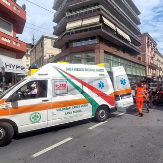 Sanremo: in auto 'centra' due ragazze sullo scooter in via Roma, traffico in tilt nel centro (Foto) Sanremo: in auto 'centra' due ragazze sullo scooter in via Roma, traffico in tilt nel centro (Foto)