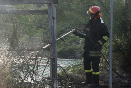 Imperia: incendio di sterpaglie nel pomeriggio, 800 metri quadri a fuoco in zona Sant'Agata