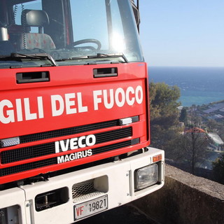 Pietrabruna: piccolo incendio di sterpaglie alle 6 di questa mattina, già spento dai Vigili del Fuoco Pietrabruna: piccolo incendio di sterpaglie alle 6 di questa mattina, già spento dai Vigili del Fuoco