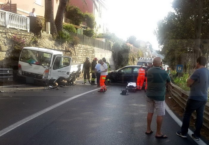 Imperia: incidente sull'Aurelia nella zona del Prino, 3 feriti e strada chiusa al traffico (Foto)